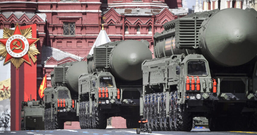 Kremlinul avertizează că va „formaliza” doctrina sa pentru a reacționa cu un atac nuclear, în cazul în care Ucraina va ataca Rusia folosind arme din Occident. 1 kremlinul ameninta ca si va formaliza doctrina pentru a raspunde cu un atac nuclear daca ucraina va ataca rusia cu arme occidentale 673c5177f3ffa