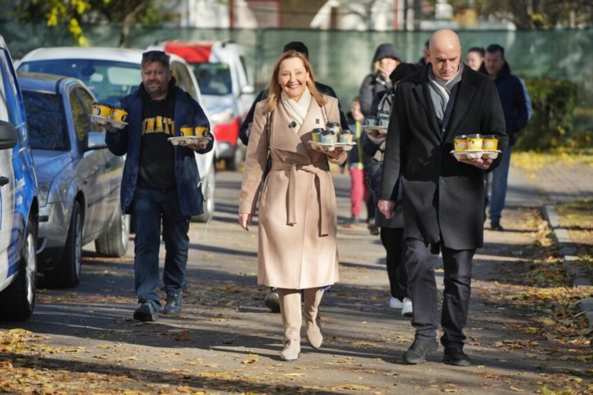Lasconi a mers la vot având cu el mâncare, prăjituri și cafea. Ludovic Orban: „Să nu cumva să mă votaţi, să votaţi candidata pe care v-am rugat eu!” 1 lasconi s a dus la vot cu mancare prajituri si cafea ludovic orban sa nu cumva sa ma votati sa votati candidata pe care v am rugat eu video 6742f8679c571