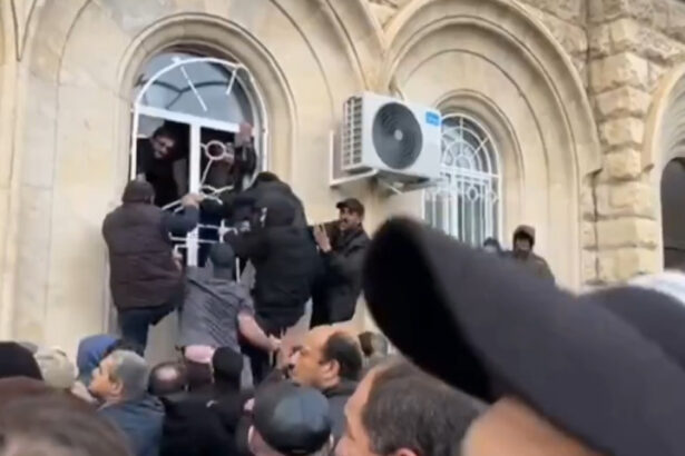 liderul pro rus al regiunii separatiste georgiene abhazia a demisionat reactia moscovei dupa ce protestatarii au ocupat parlamentul 673c8633ec12c