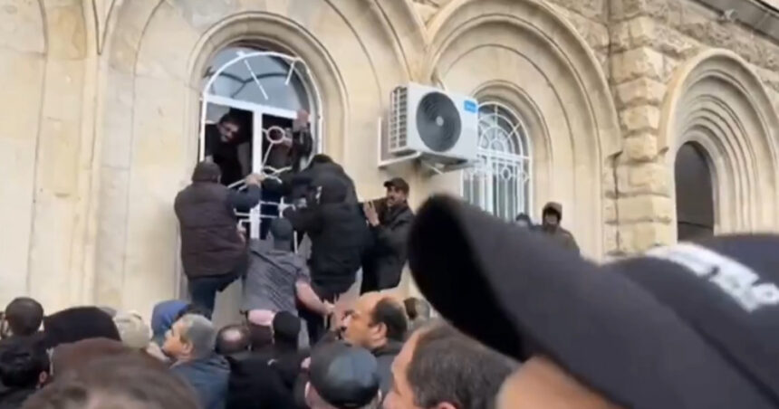 liderul pro rus al regiunii separatiste georgiene abhazia a demisionat reactia moscovei dupa ce protestatarii au ocupat parlamentul 673c8633ec12c