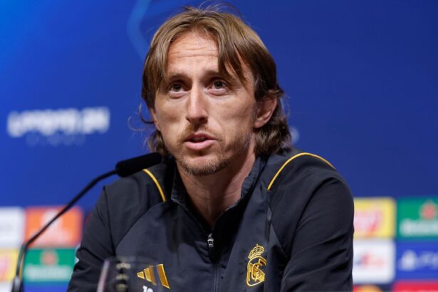 luka modric gest superb pentru un tanar jucator paralizat starul croat i a trimis trofeul sau cel mai de pret 6746fdeb6ceb4
