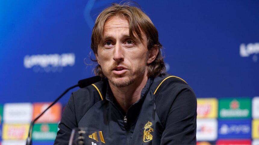 Luka Modric, gest superb pentru un tânăr jucător paralizat: starul croat i-a trimis trofeul său cel mai de preț. 1 luka modric gest superb pentru un tanar jucator paralizat starul croat i a trimis trofeul sau cel mai de pret 6746fdeb6ceb4