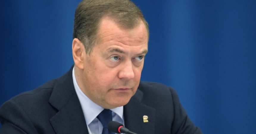 Medvedev avertizează că Trump nu trebuie să intervină în războiul din Ucraina, dacă va câștiga alegerile: „Ar putea deveni noul John Kennedy” 1 medvedev il ameninta pe trump sa nu intervina in razboiul din ucraina daca va castiga alegerile poate deveni noul john kennedy 6727b141c0831