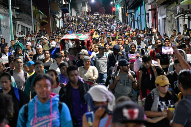 mii de migranti au format o caravana in mexic pentru a ajunge in sua inainte ca trump sa preia puterea 673f0954592ab