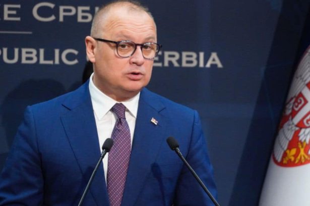 ministrul constructiilor din serbia a demisionat dupa ce 14 oameni au murit in urma prabusirii acoperisului garii din novi sad 672925e8cdad0