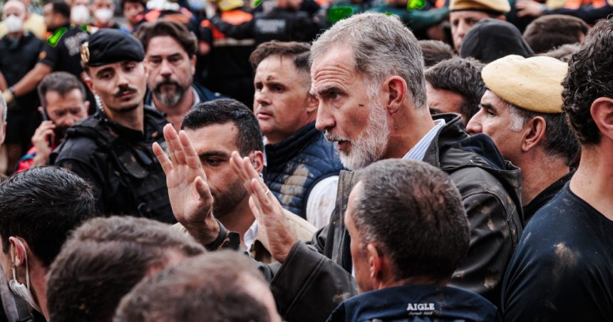 news alert revolta in spania oamenii l au numit asasin pe regele felipe in timp ce aruncau cu noroi si lemne spre el ne ati abandonat 67278c7584834
