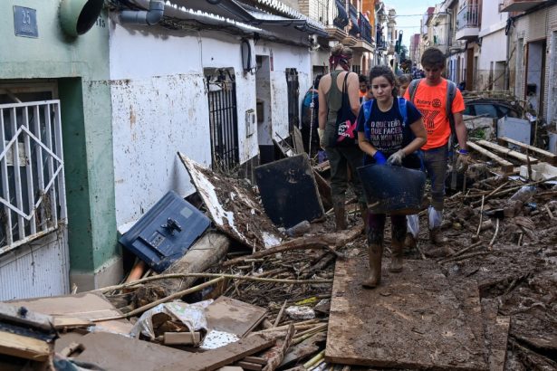 news alert sapte dintre cei 16 romani dati disparuti in spania sunt in siguranta numarul deceselor in urma furtunii catastrofale a urcat la 211 67267280b9c0b