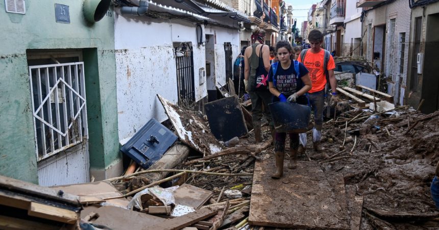 news alert sapte dintre cei 16 romani dati disparuti in spania sunt in siguranta numarul deceselor in urma furtunii catastrofale a urcat la 211 67267280b9c0b