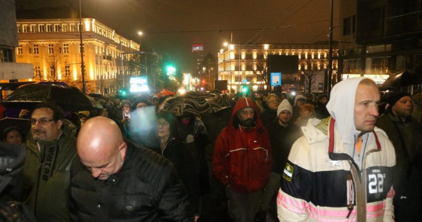Proteste în Serbia împotriva Guvernului după incidentul cu victime din gara Novi Sad. Mii de oameni au ieșit în stradă la Belgrad. 1 noi proteste in serbia impotriva guvernului dupa incidentul cu victime din gara novi sad mii de persoane au iesit in strada la belgrad 6733133b719c1