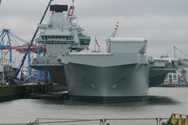 o drona spion a fost descoperita urmarind portavionul britanic hms queen elizabeth in portul hamburg 674357f7ad3ea