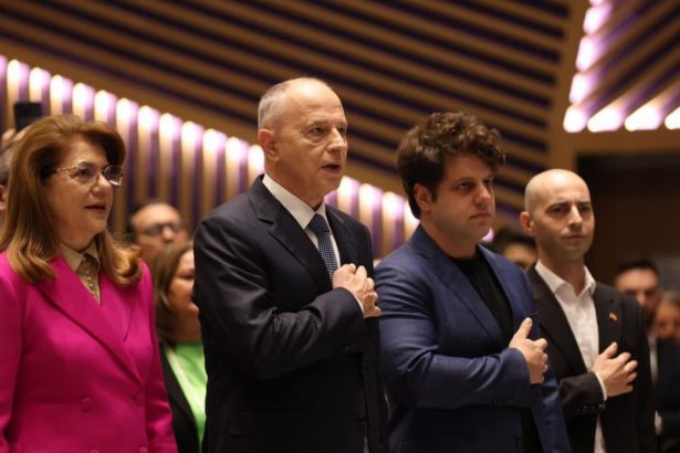 o persoana care a raspandit in trecut propaganda rusa a stat langa mircea geoana la un eveniment electoral 672a0db32d699