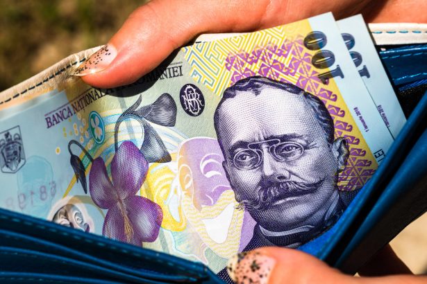 paradox in randul generatiei digitale jumatate dintre tineri prefera banii cash mi e mai usor sa tin cont cand ii dau din mana 67272b6bc8b82