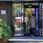perchezitii la sediile netflix din paris si amsterdam 672a3a7a43bba