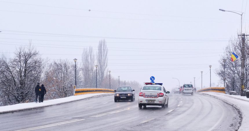 Poliția aplică sancțiuni șoferilor care nu au echipat vehiculele cu anvelope de iarnă pe drumurile acoperite de zăpadă sau polei. 1 politia ii amendeaza pe soferii care nu au montat anvelopele de iarna pentru drumurile acoperite de zapada sau polei 6733534d66247