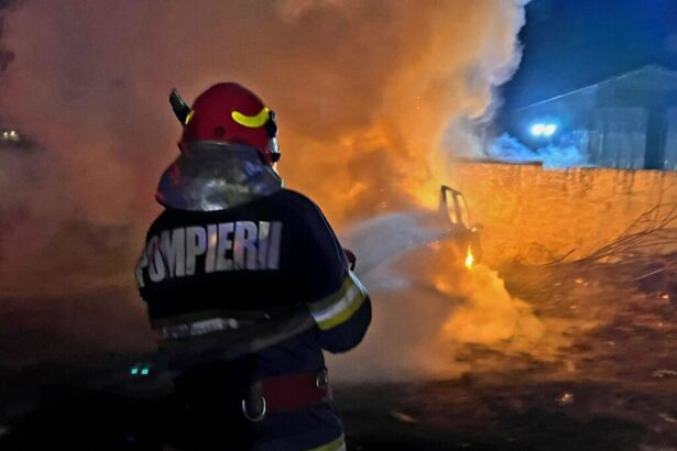 pompierii sunt in alerta inca un autoturism a luat foc in sensul giratoriu din zona boreal 674893d7348a1