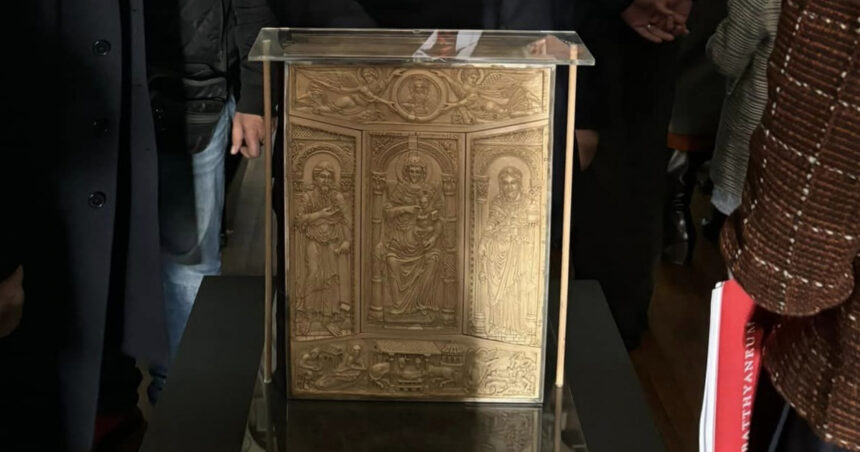 premiera codex aureus cel mai important manuscris medieval occidental din romania expus publicului roman pentru prima data 6738f408445fb