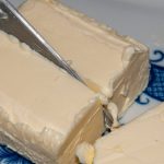 pretul lactatelor a crescut vertiginos in rusia magazinele inchid acum pachetele de unt in carcase antifurt utilizate pentru caviar 6724cef916341