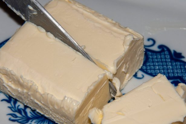 pretul lactatelor a crescut vertiginos in rusia magazinele inchid acum pachetele de unt in carcase antifurt utilizate pentru caviar 6724cef916341