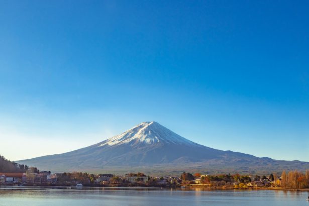 prima zapada din acest an pe muntele fuji niciodata pana acum nu a mai nins atat de tarziu pe cel mai cunoscut munte al japoniei 672b1b4f4409a