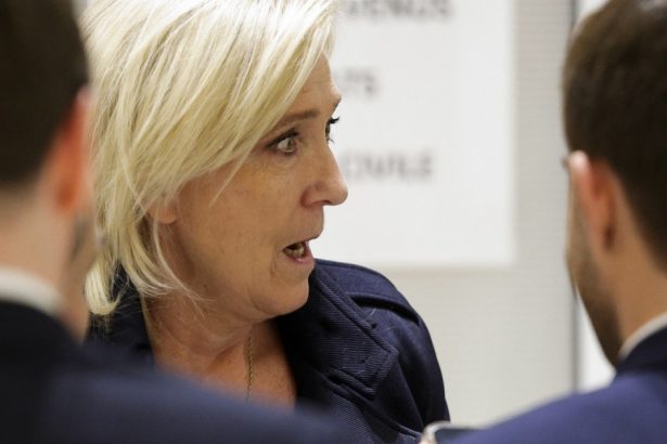 procurorii cer ca marine le pen sa nu mai poata candida la functii publice in procesul de deturnare de fonduri ue 67351d353c873