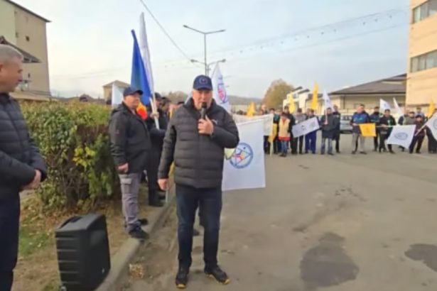 protest la fabrica de arme de la cugir industria de aparare a mers tot in picaj daca nu era putin eram inchisi 6735cdc688b4e