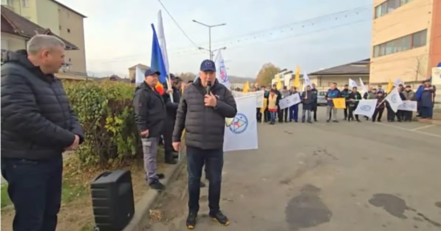 Protest la Fabrica de Arme de la Cugir: „Industria de apărare a continuat să se degradeze. Dacă nu ar fi fost Putin, am fi fost închiși" 1 protest la fabrica de arme de la cugir industria de aparare a mers tot in picaj daca nu era putin eram inchisi 6735cdc688b4e