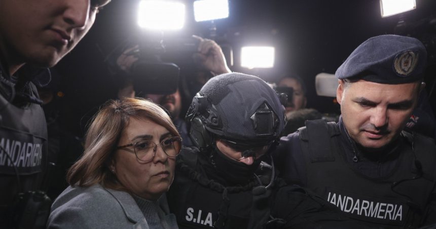 Răsturnare de situație în cazul asasinatului de la Arad: Instanța a decis ca Laura Crișan și presupusele complice să fie arestați preventiv. 1 rasturnare de situatie in asasinatul de la arad instanta a decis ca laura crisan si presupusii complici sa fie arestati preventiv 6734f684b4c1f