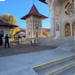 Reacția Arhiepiscopiei Sucevei în scandalul de la Biserica Sfânta Treime: „Slujbele sunt invalide, nu aduc niciun beneficiu spiritual” 3 reactia arhiepiscopiei sucevei in scandalul de la biserica sfanta treime slujbele sunt nule nu aduc niciun folos sufletesc 6731d45c9a3b2