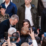 regele felipe al spaniei si regina letizia s au intors in zonele devastate de inundatii unde continua cautarile celor disparuti 673c7ba7ed8bc