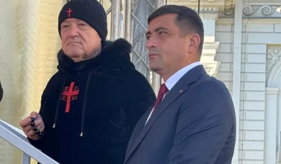 s a rupt lantul de iubire becali catre simion imi pare bine ca te a batut georgescu e puternic fata de tine 6745a0884e2f4