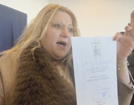 Șoșoacă, scandal la secția de votare: A fost filmată în cabina de vot. Un deputat, investigat și el de Poliție. 1 sosoaca scandal la sectia de votare s a filmat in cabina de vot un deputat anchetat si el de politie 6743127522776