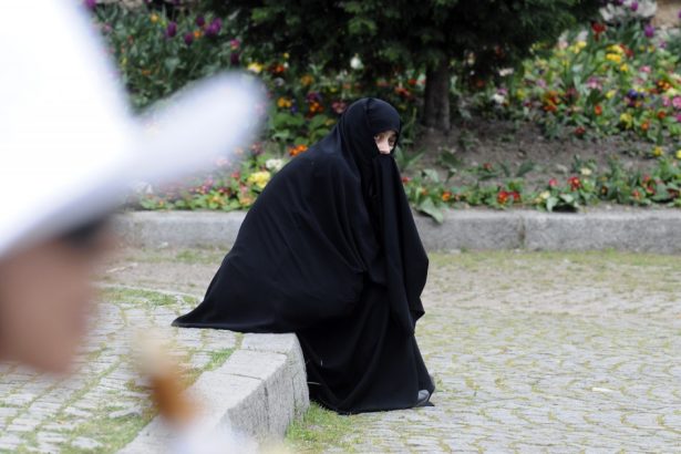 tara europeana in care purtarea traditionalei burka musulmane va fi interzisa complet de la 1 ianuarie 2025 amenda in caz contrar 67325c6aa7516