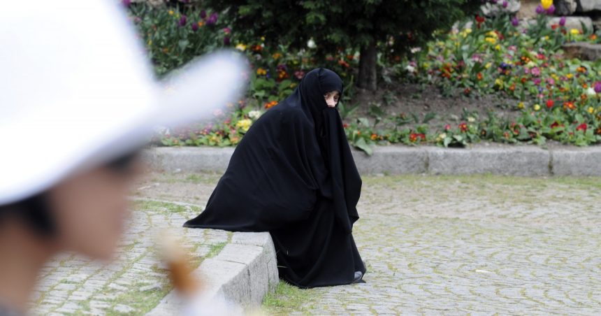 tara europeana in care purtarea traditionalei burka musulmane va fi interzisa complet de la 1 ianuarie 2025 amenda in caz contrar 67325c6aa7516