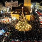 targul de craciun din brasov poate fi vizitat incepand de vineri 29 noiembrie casutele din piata mare au un concept nou in acest an 67383f6fce925