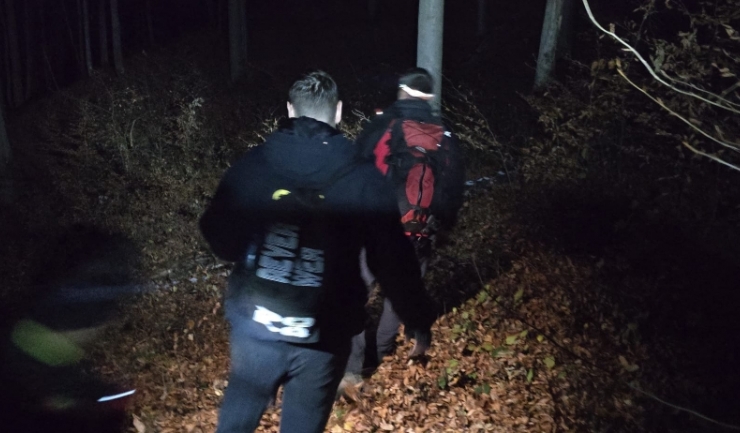 Turist de 26 de ani, pierdut în Munţii Gutâi, salvat de echipele de salvamont. 1 turist in varsta de 26 de ani ratacit in muntii gutai recuperat de salvamontisti 673ce9808a593