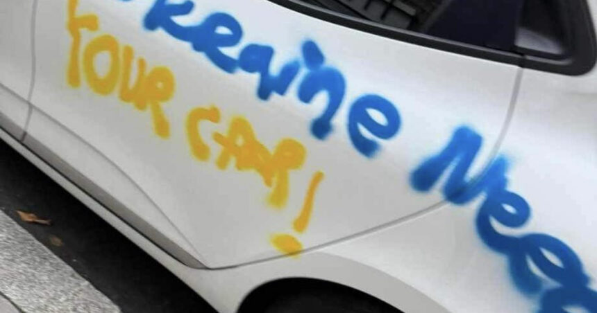 ucraina are nevoie de masina ta zeci de automobile au fost vandalizate in franta cu acest mesaj misterios 673ec76fafcea