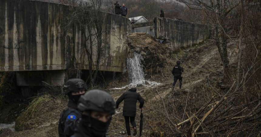 UE denunță atacul din Kosovo drept „act terorist”; trupe KFOR au fost trimise pentru a proteja canalul de aprovizionare cu apă. 1 ue denunta atacul din kosovo drept act terorist trupe kfor au fost trimise sa protejeze canalul de aprovizionare cu apa 674b566b887ae