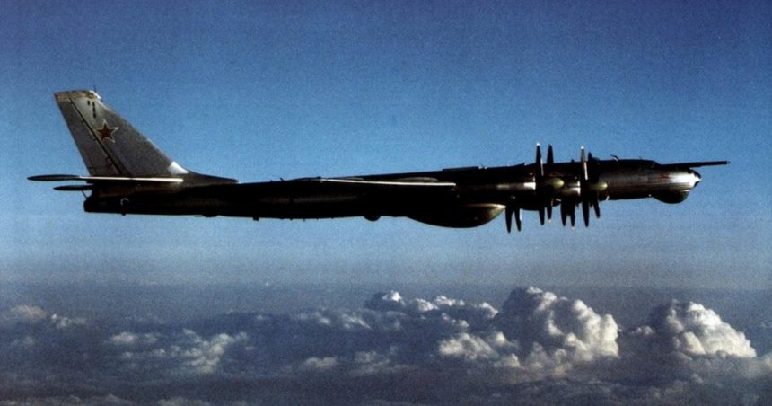 Un avion militar rus a fost identificat în apropierea spaţiului aerian britanic. "Ursul" este cel mai mare bombardier strategic al lui Putin. 1 un avion militar rus a fost detectat in apropierea spatiului aerian britanic ursul e cel mai mare bombardier startegic al lui putin 67374522db252