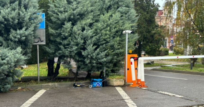 un bagaj suspect lasat in fata prefecturii constanta a starnit panica printre cetateni ce au descoperit pirotehnistii 673468b6ae0fb