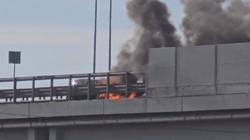 Un camion încărcat cu hârtie igienică a fost cuprins de flăcări pe autostradă 1 un camion incarcat cu hartie igienica a luat foc pe autostrada 6746fb51eb137