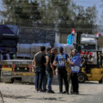 un convoi umanitar onu a fost atacat cu violenta in fasia gaza aproape 100 de camioane care transportau alimente au fost jefuite 673c4a7033e7f