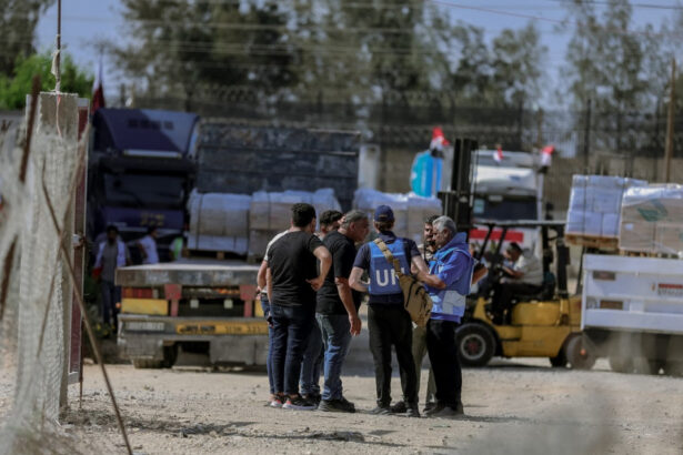 un convoi umanitar onu a fost atacat cu violenta in fasia gaza aproape 100 de camioane care transportau alimente au fost jefuite 673c4a7033e7f