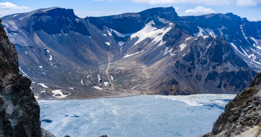 A fost descoperit pentru prima dată un crater de impact pe o creastă montană din China. 1 un crater de impact a fost descoperit pentru prima data pe o creasta montana din china 674337122395a