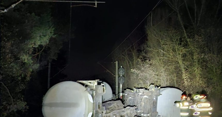 Un tren de marfă încărcat cu benzină a deraiat în Mehedinți. Arafat: „Este o intervenție dificilă, cu risc de explozie.” 1 un marfar incarcat cu benzina a deraiat in mehedinti arafat este o interventie dificila cu risc de explozie 672b2dfebc95d