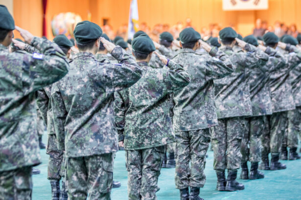 un tanar din coreea de sud a scapat de recrutare dupa ce s a ingrasat intentionat el si prietenul care i a intocmit dieta condamnati 674350d42f8c2