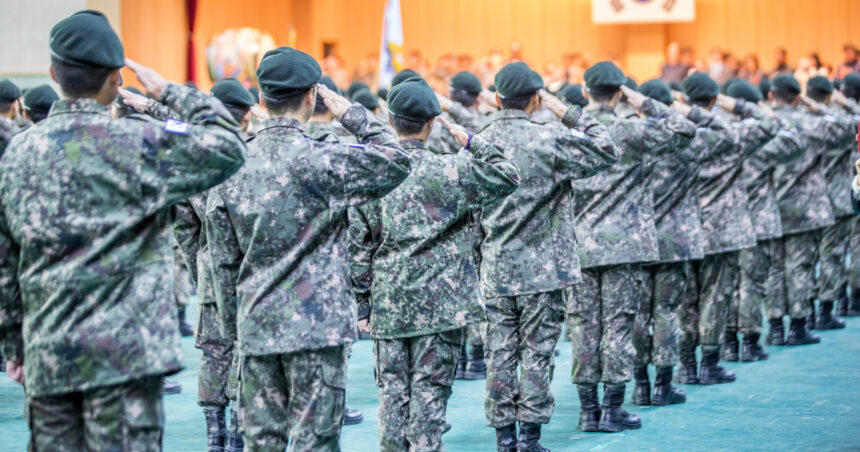 un tanar din coreea de sud a scapat de recrutare dupa ce s a ingrasat intentionat el si prietenul care i a intocmit dieta condamnati 674350d42f8c2