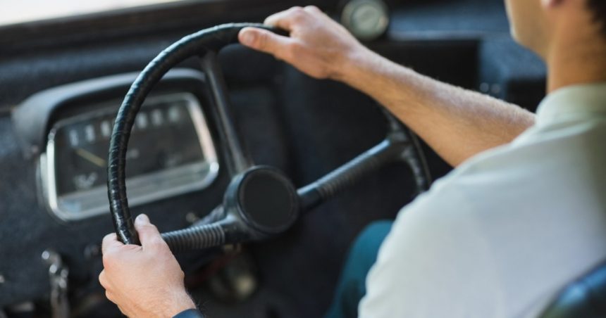 un tanar fara permis a furat un autobuz de pe o strada din satu mare apoi a facut accident cu el 672e20f14e878
