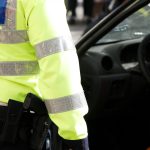 un tanar fara permis a imprumutat identitatea varului sau ca sa i conduca masina politistii care l au verificat nu si au dat seama 6733c758bb2cf