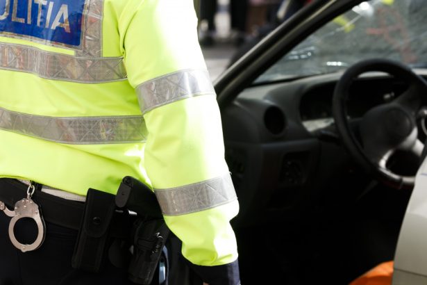 un tanar fara permis a imprumutat identitatea varului sau ca sa i conduca masina politistii care l au verificat nu si au dat seama 6733c758bb2cf