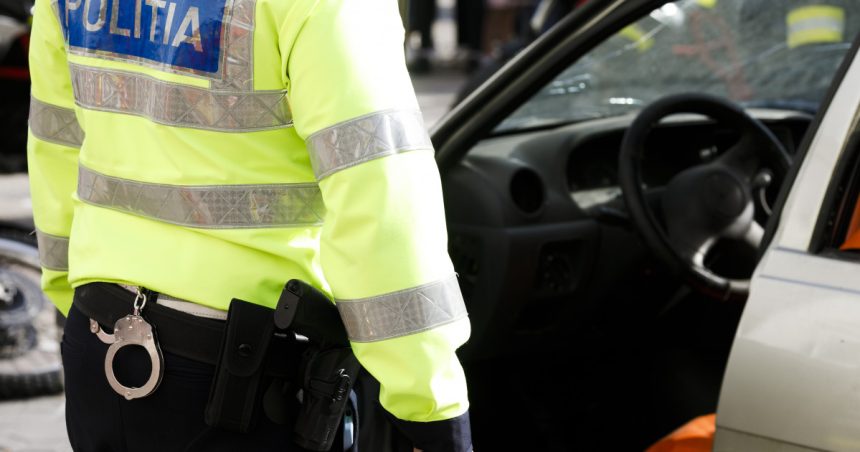 un tanar fara permis a imprumutat identitatea varului sau ca sa i conduca masina politistii care l au verificat nu si au dat seama 6733c758bb2cf